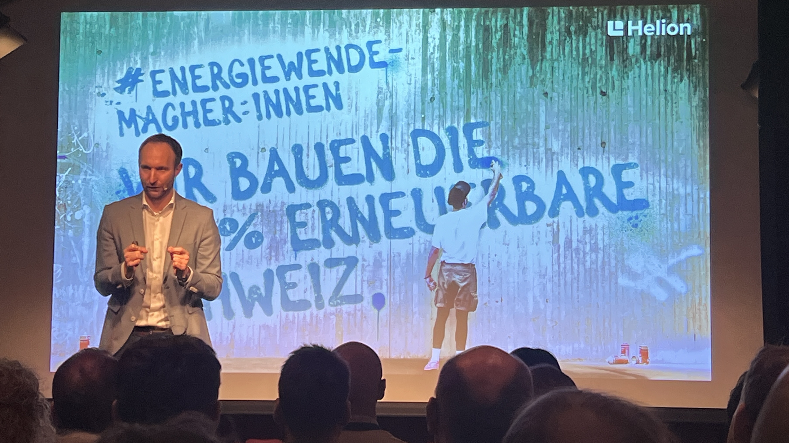 Noah Heynen, CEO von Helion, auf der Bühne über erneuerbare Energie