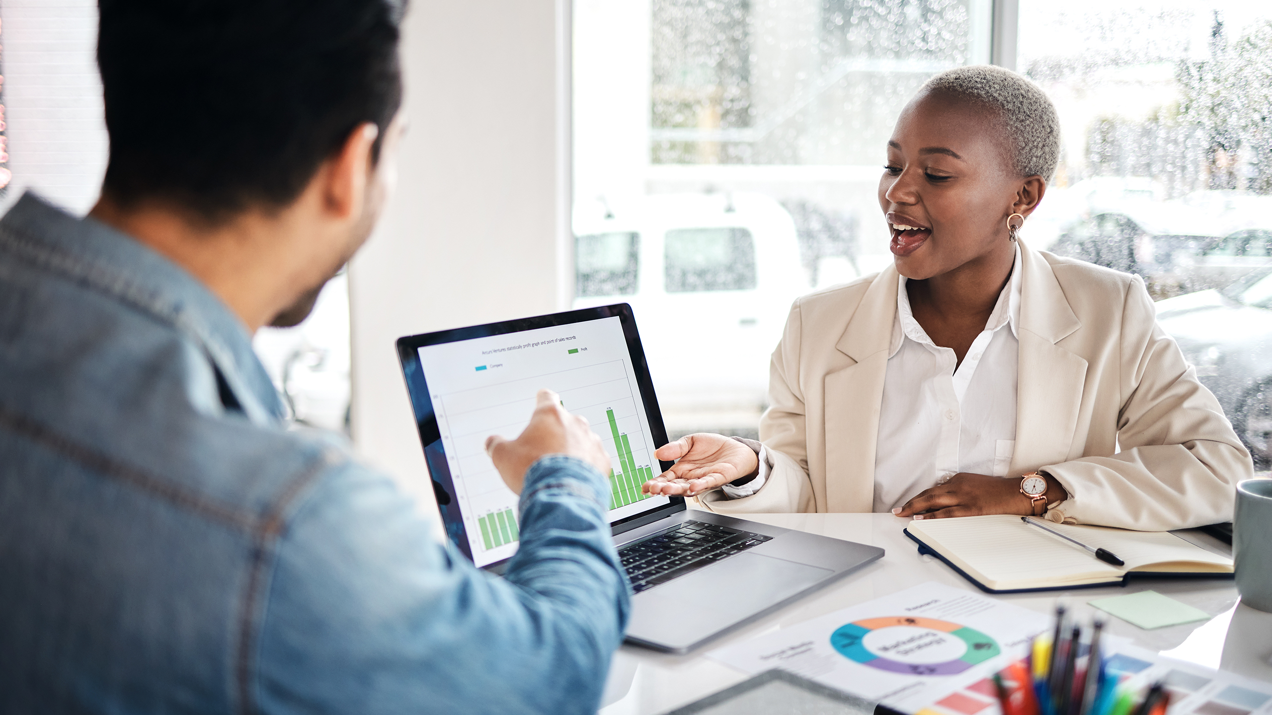Frau und Mann sprechen über die Auswertung des Digital Experience Managements