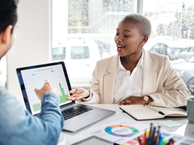 Digital Experience Management Frau und Mann sprechen über die Auswertung des Digital Experience Managements