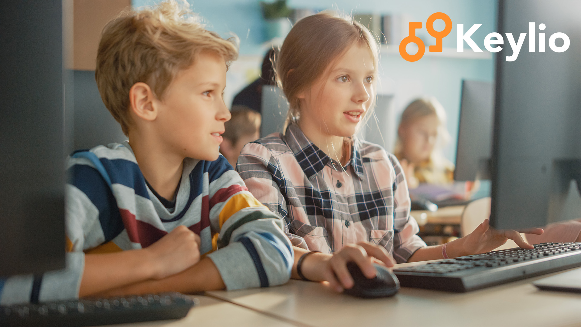 Schulkinder loggen sich mit Keylio ein