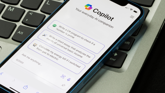Mastering Microsoft Copilot Webinar Microsoft Copilot auf einem Smartphone