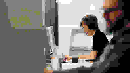 Junger Mann am PC Mit Headset für Beratung