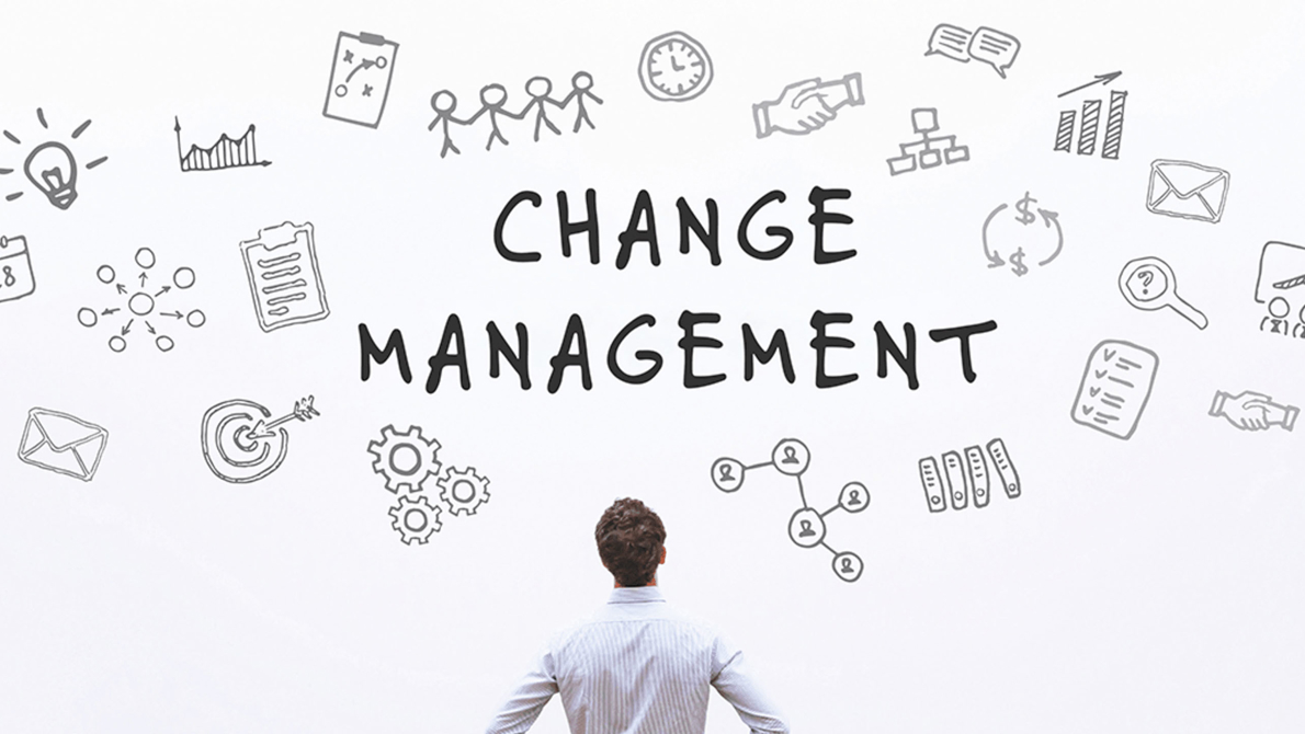 Wand mit Keywords von Change Management und seine Komponenten