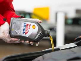Shell Lubricants Shell Lubricants Öl wird bei einem Auto in die Hube geleert