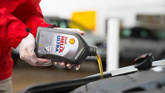 Shell Lubricants Öl wird bei einem Auto in die Hube geleert