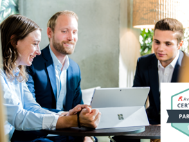 Avepoint isolutions Certified Partner Header 3 Personen Sitzen in einer Lounge um einen Microsoft Surfe PC