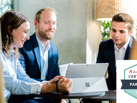 3 Personen Sitzen in einer Lounge um einen Microsoft Surfe PC