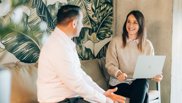 Offene Stelle bei isolutions als Azure Cloud Engineer Männlicher Azure Cloud Engineer spricht mit Frau auf Sofa