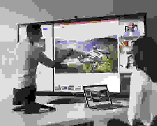 Technology - Microsoft 365 Remote Teams Meeting und SurfaceHub vor Ort, wo Bild einer Drohne geteilt wird
