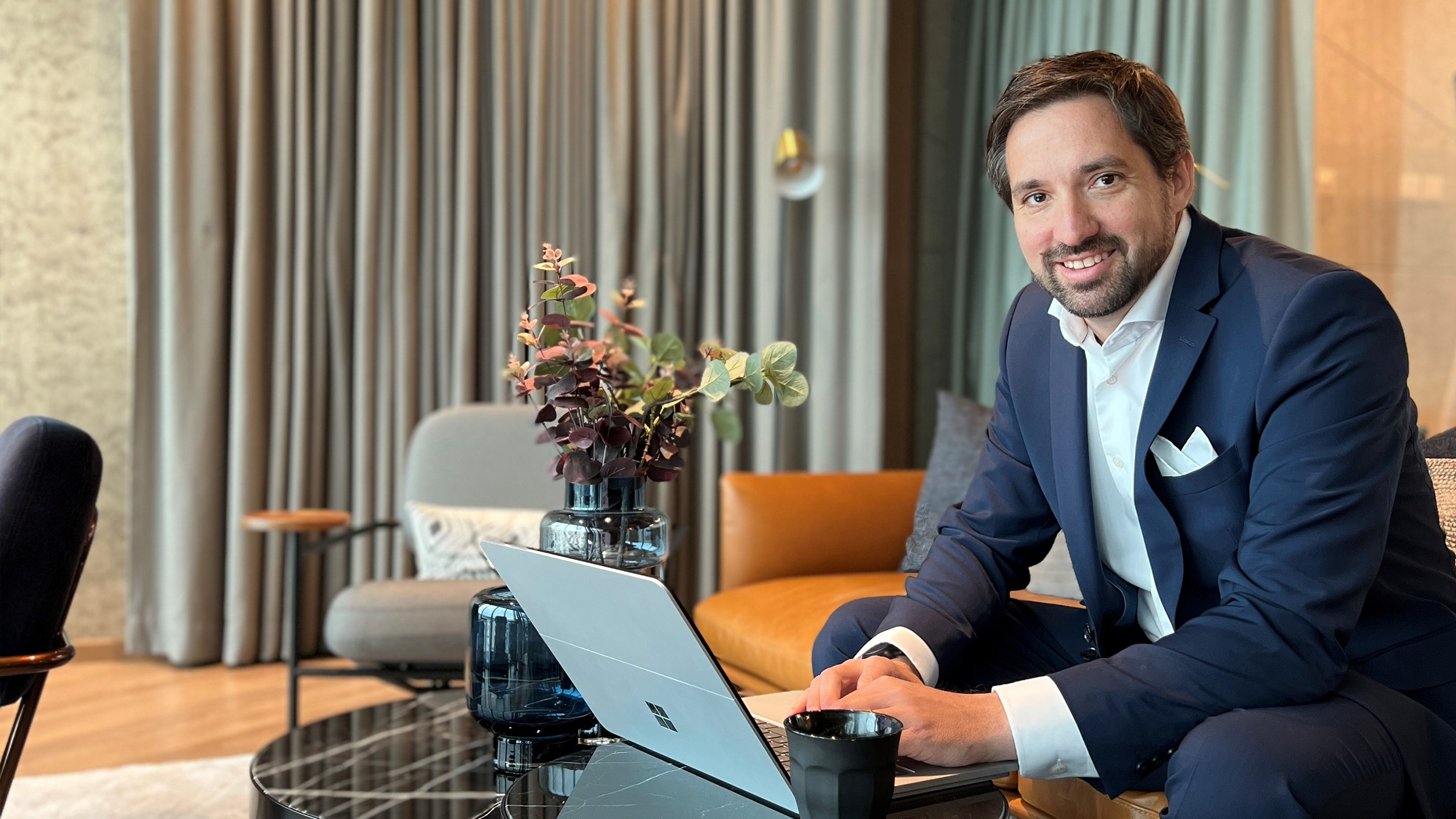 Simon Amrein, Lead Modern Work bei isolutions, auf dem Sofa am Laptop