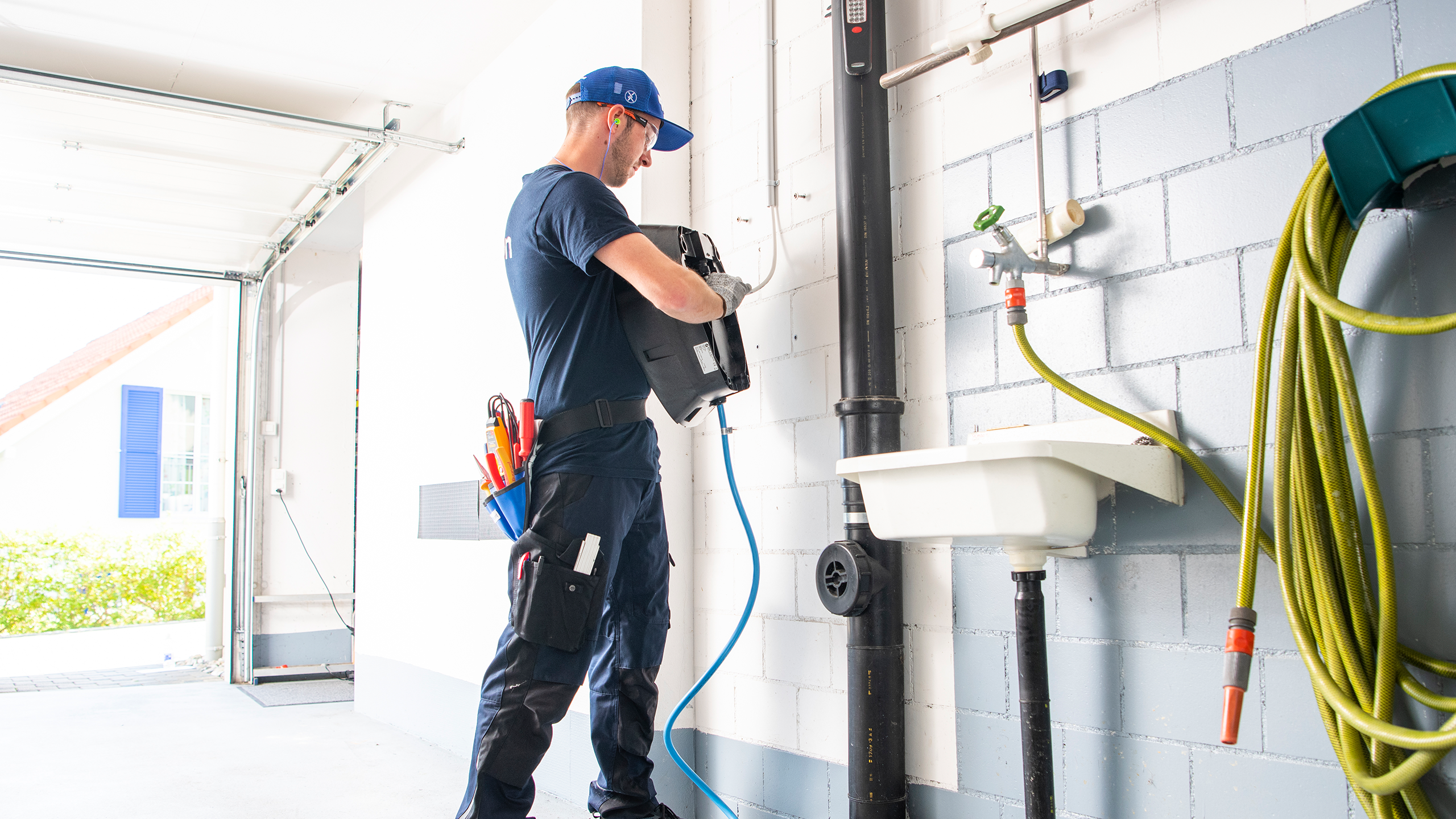 Elektiker montiert eine Solaranalge in der Garage eines Hauses