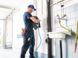 Helion Energy AG Solaranalage Elektiker montiert eine Solaranalge in der Garage eines Hauses