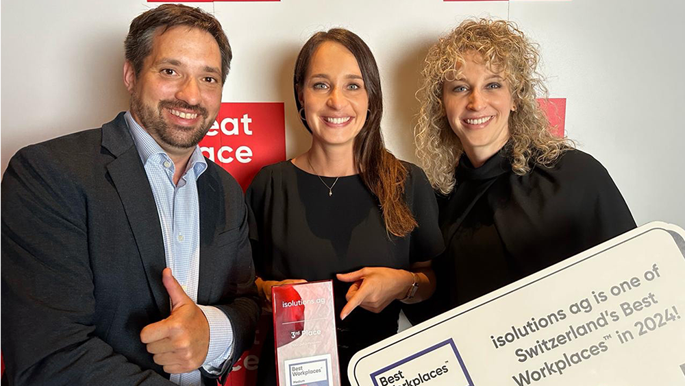 Drei isolutions Mitarbeitende bei der Fotowall des Great Place To Work Awards 2024