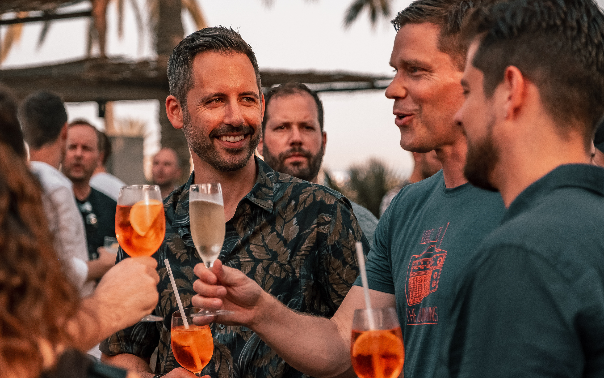 Drei Männer beim Anstossen am After5 Wine Tasting 