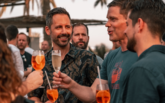 After5 Wine Tasting Drei Männer beim Anstossen am After5 Wine Tasting