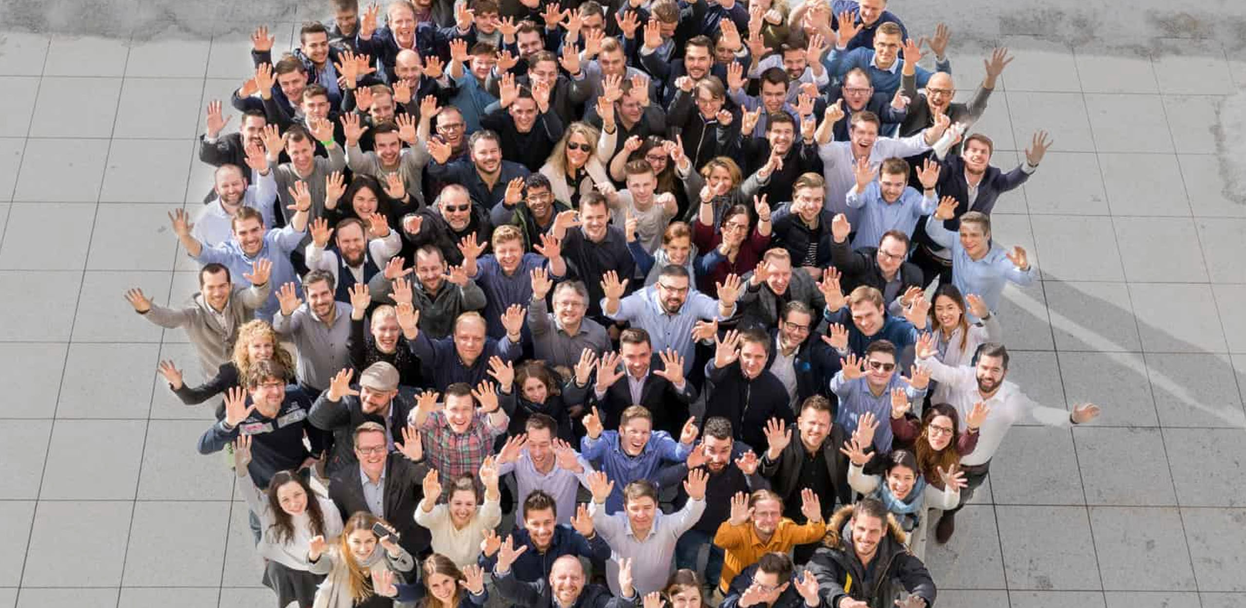 Menschen stehen in einem Kreis und alle nach oben schauen