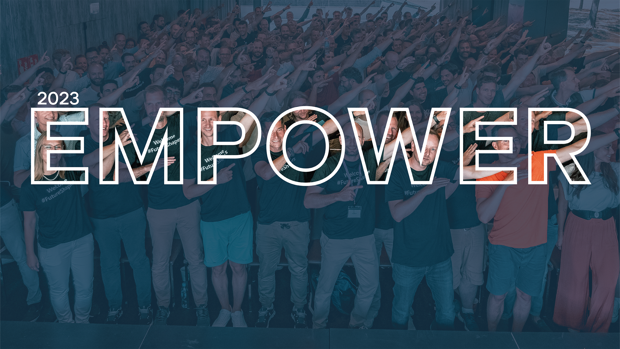 Menschen im Apero mit Schriftzug 2023 Empower Event davor