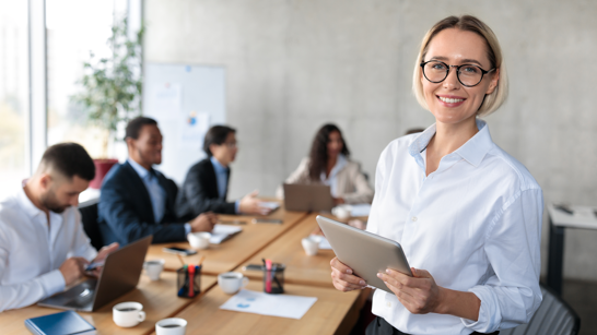 Waas Webinar IT Und HR Business Frau mit weissem Hemd hält ein Tablet