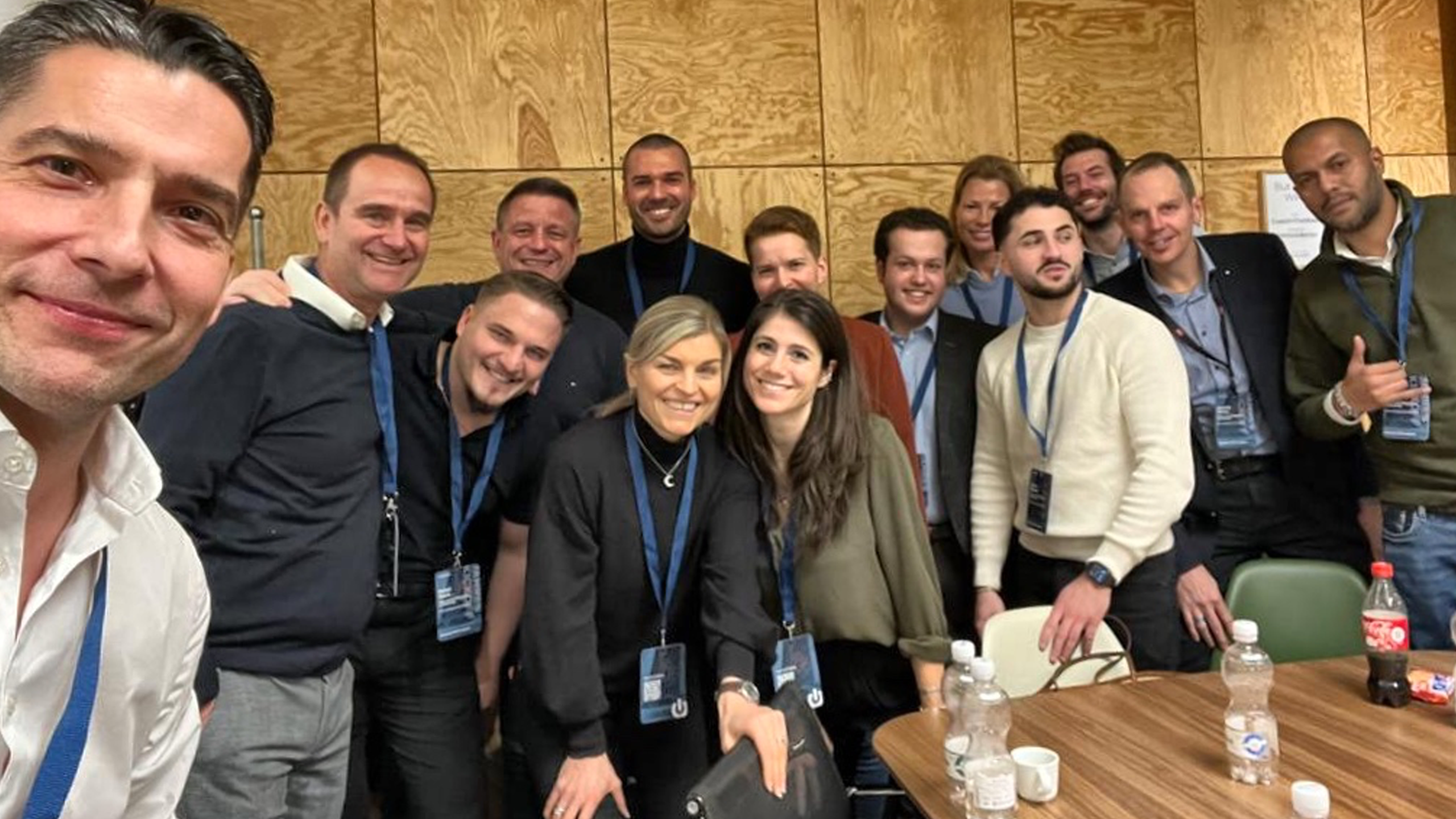 Teamfoto von Sales, Marketing und Account Management bei isolutions