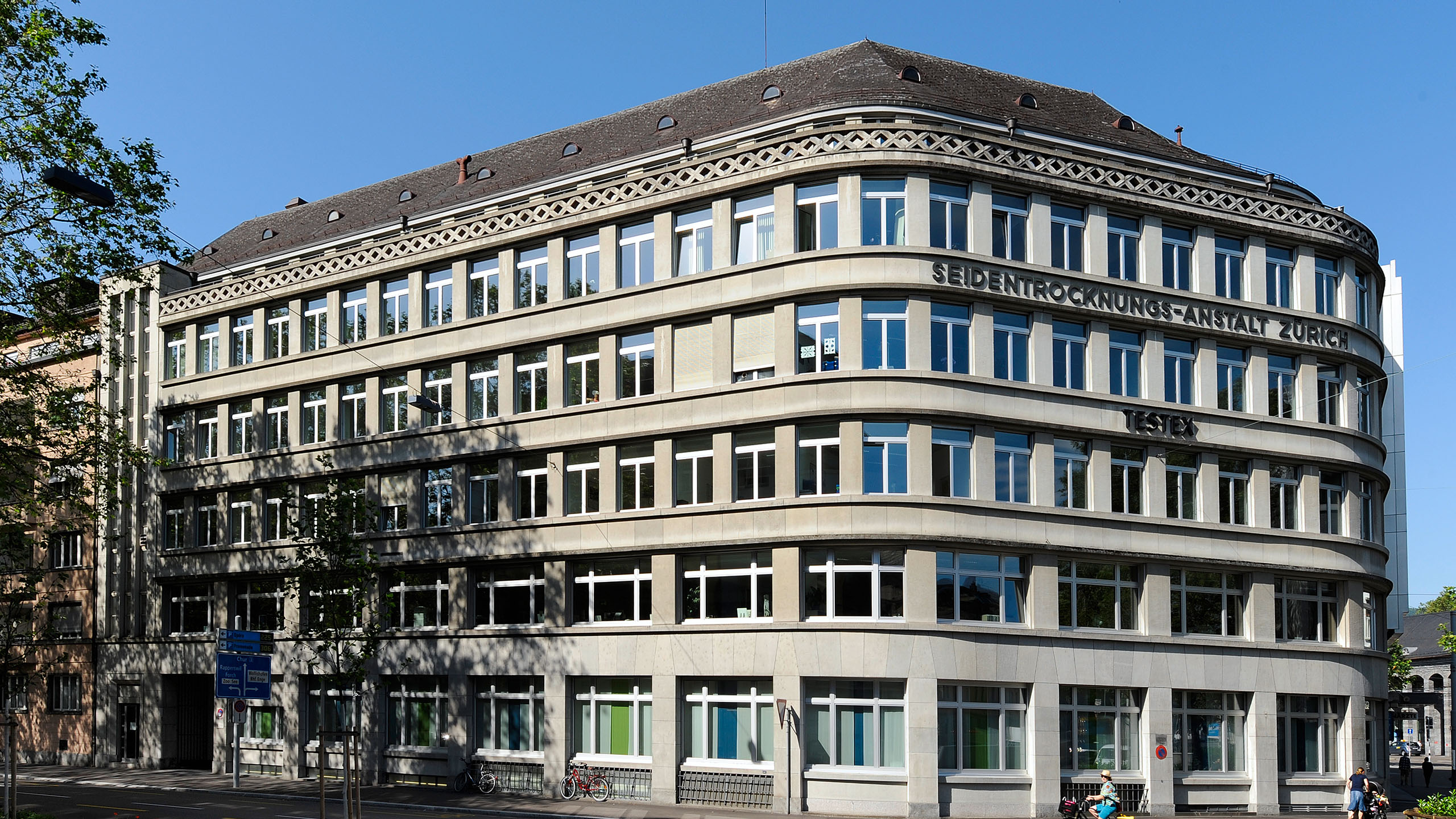 Hellbraunes älteres Gebaude der Testex von aussen