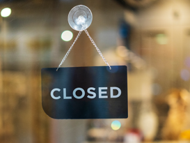 Microsoft Teams Telefonie Abwesenheitsmeldung Geschlossen-Schild an Fenster als  Abwesenheitsmeldung
