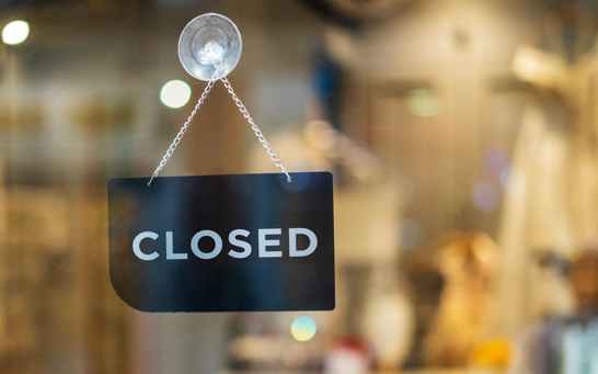 Microsoft Teams Telefonie Abwesenheitsmeldung Geschlossen-Schild an Fenster als  Abwesenheitsmeldung