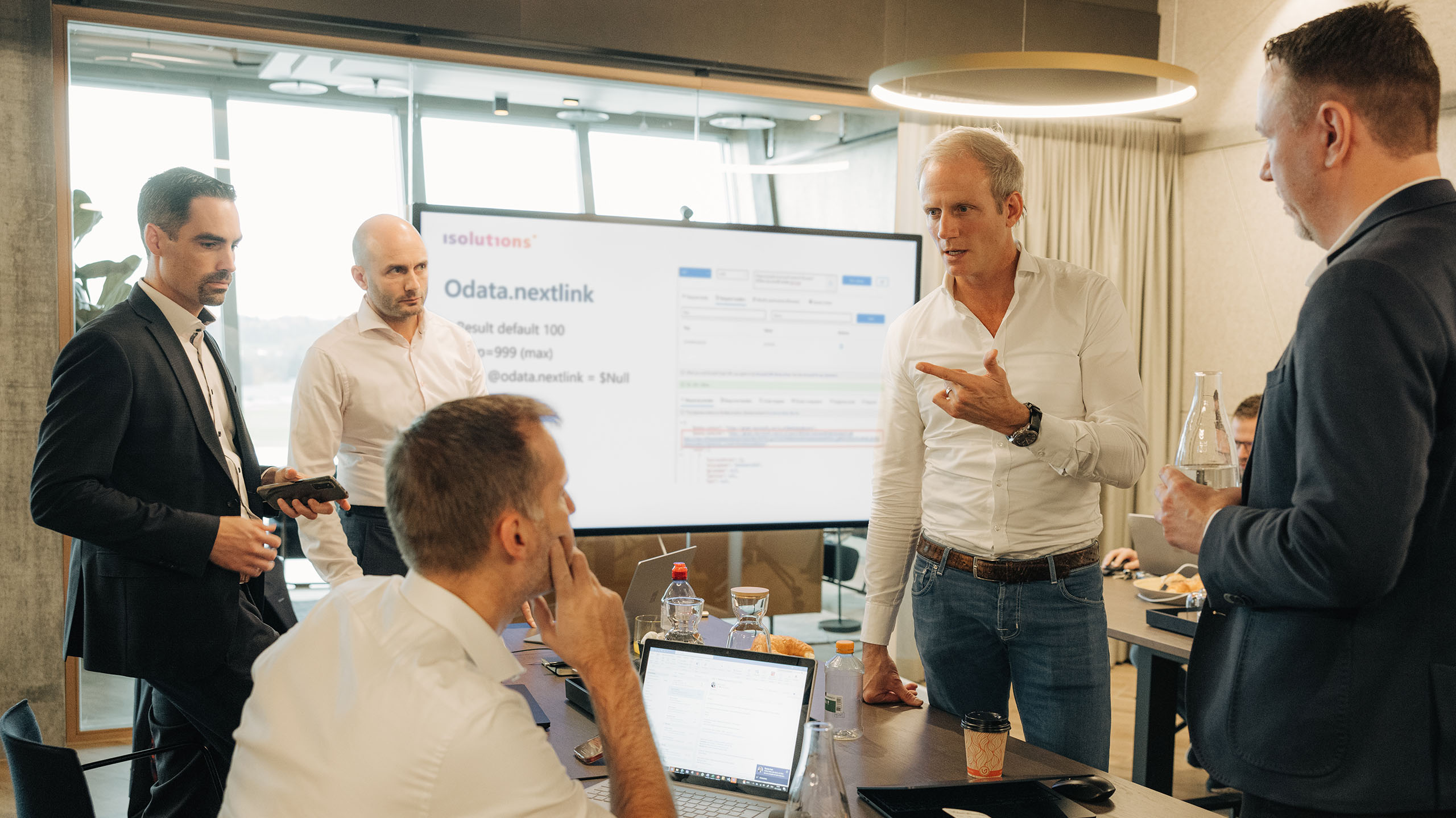 Modernes Sitzungszimmer mit Herren zur Beratung von Cybersecurity