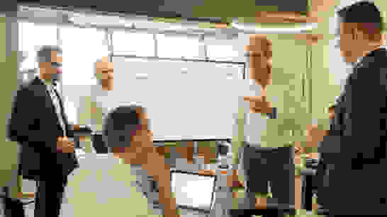 Cybersecurity Modernes Sitzungszimmer mit Herren zur Beratung von Cybersecurity