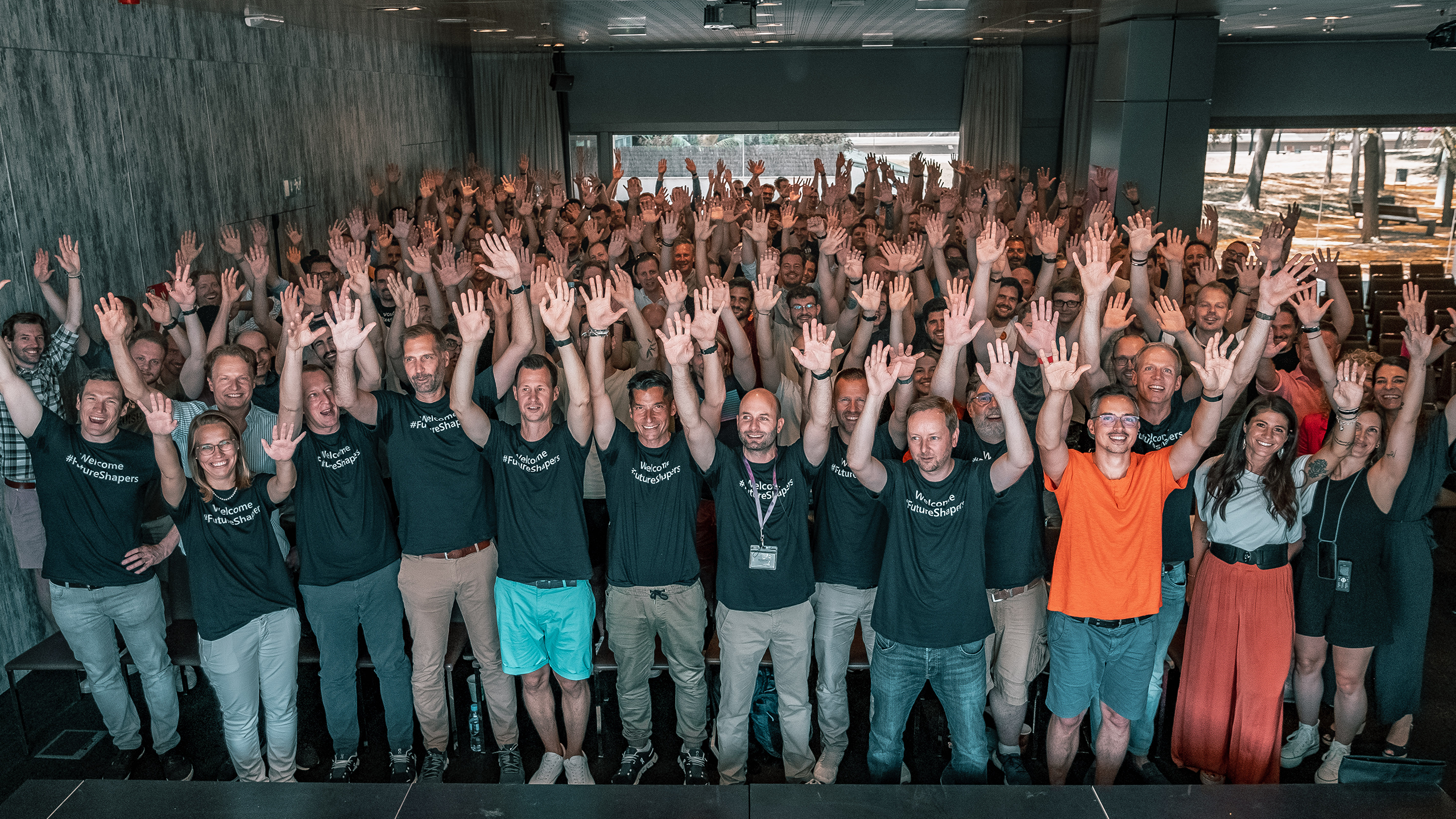 isolutions Crew hebt Hände in die Luft an der Empower