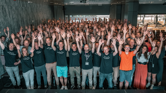 Gettogether Empower isolutions Crew hebt Hände in die Luft an der Empower