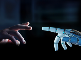 Zwei Finger die sich fast berühren, eine menschliche Hand und eine Roboterhand