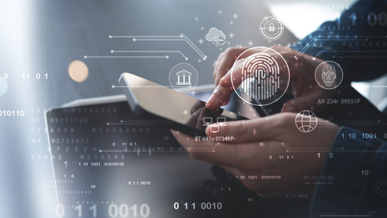 Security und Copilot Hände tippen etwas auf einem Smart Phone, im Hintergrund ist ein Laptop