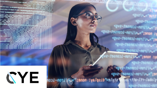 isolutions und CYE Partnerschaft Software, Codierungshologramm und Frau am Tablet, die eine Datenanalyse checkt