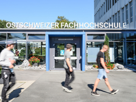 Eingang der OST Ostschweizer Hochschule
