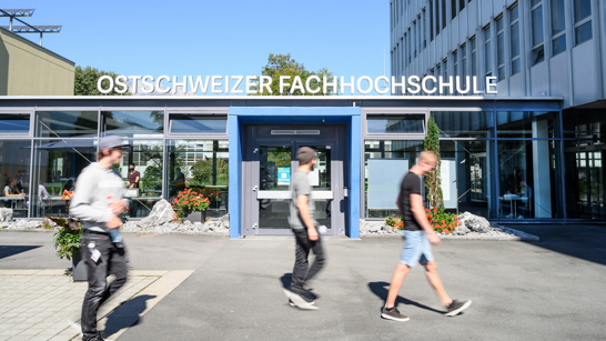 Eingang der OST Ostschweizer Hochschule