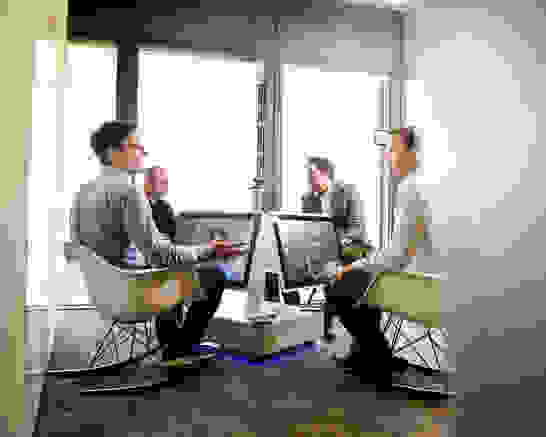 Enterprise Experts - Architects Meeting wo teilnehmende Enterprise Experts einen grossen Screen vor sich haben