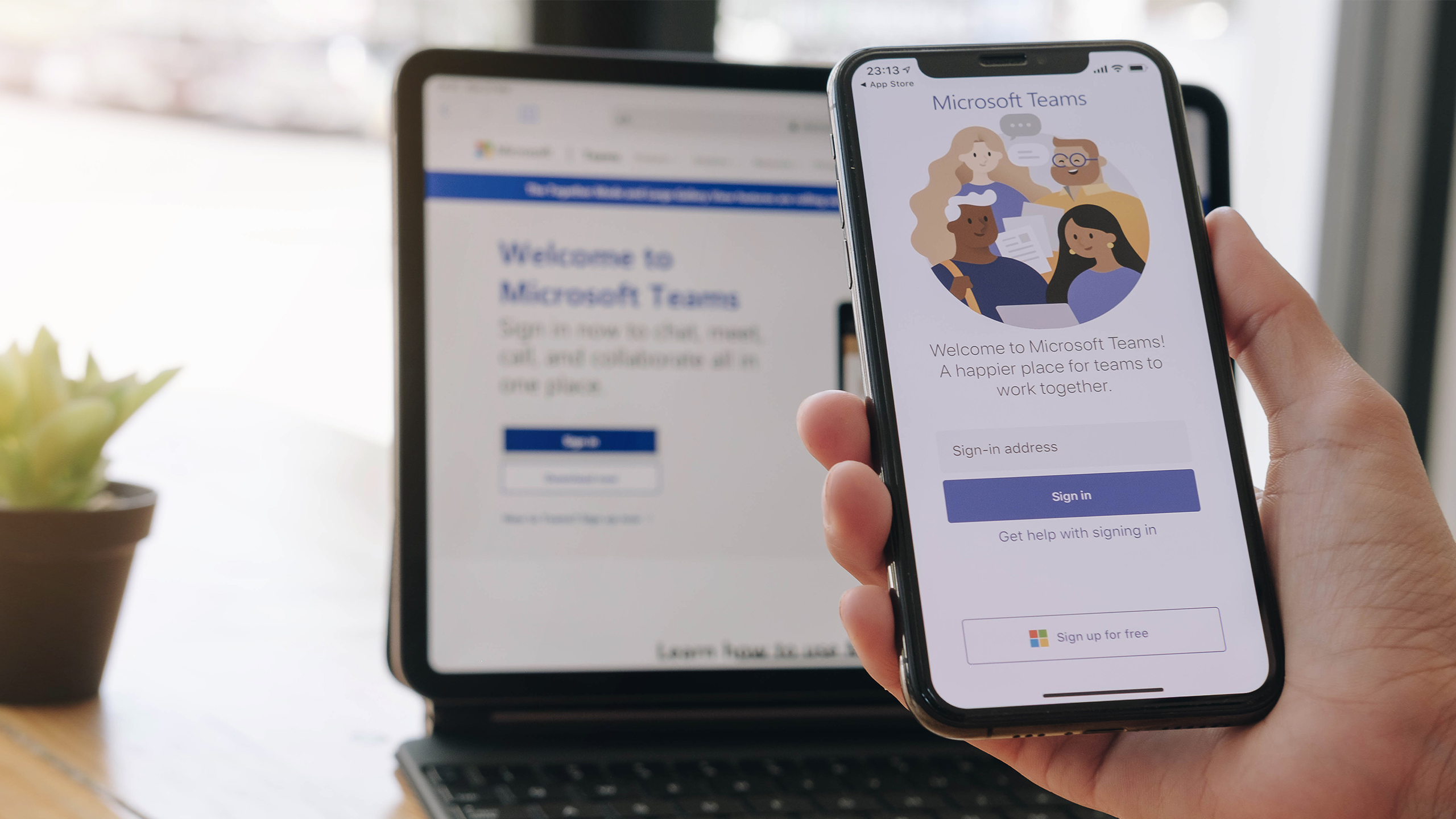 Handy und Laptop mit dem offenen Microsoft Teams App