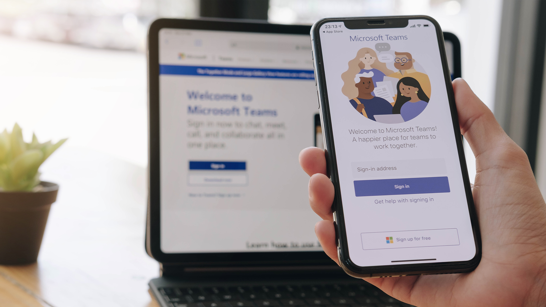 Microsoft Teams Handy und Laptop mit dem offenen Microsoft Teams App