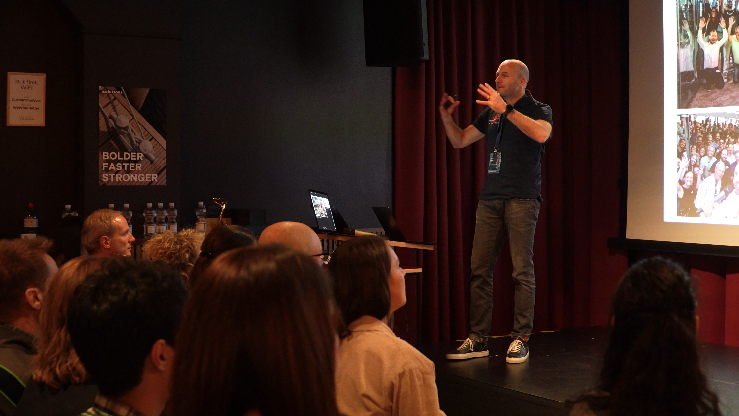 Josua Regez, CEO isolutions, auf der Bühne über die isolutions Vision