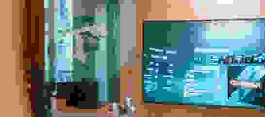 isolutions Team Future Mann mit CR Brille und Handsensoren vor einem Bildschirm