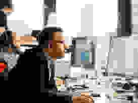 Enterprise Experts - Engineers Engineer in einem offenen Arbeitsplatz PC am arbeiten
