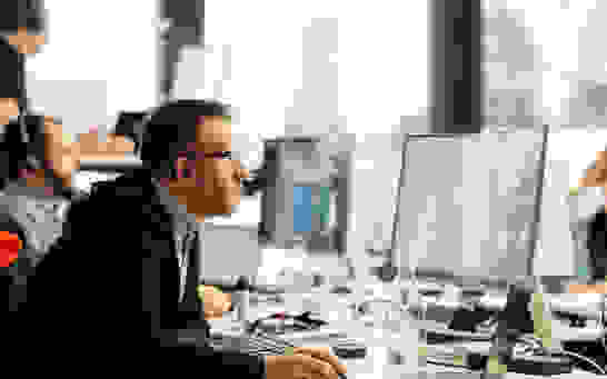 Enterprise Experts - Engineers Engineer in einem offenen Arbeitsplatz PC am arbeiten