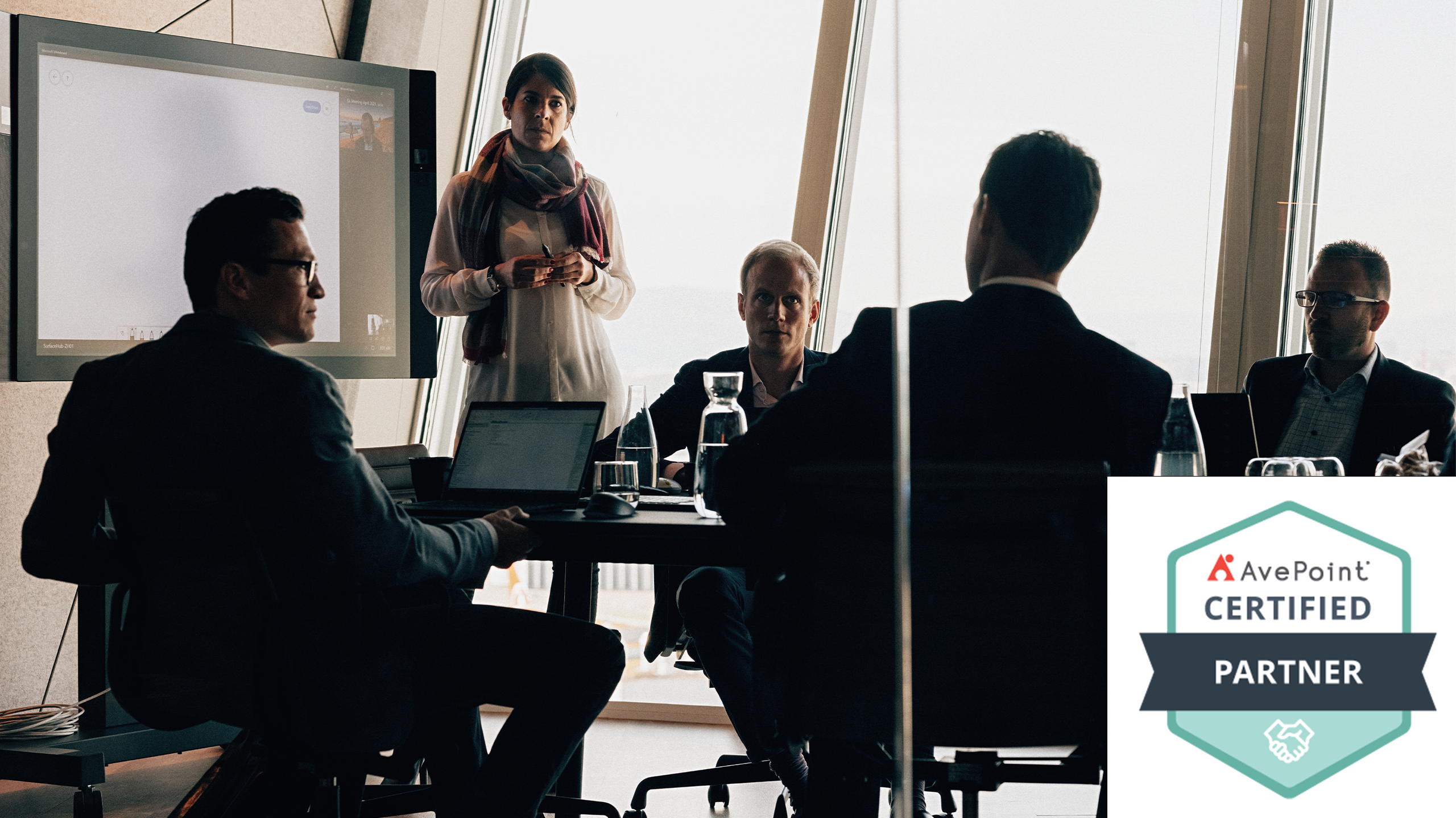 Sitzungszimmer mit verschiedenen Mitarbeitenden