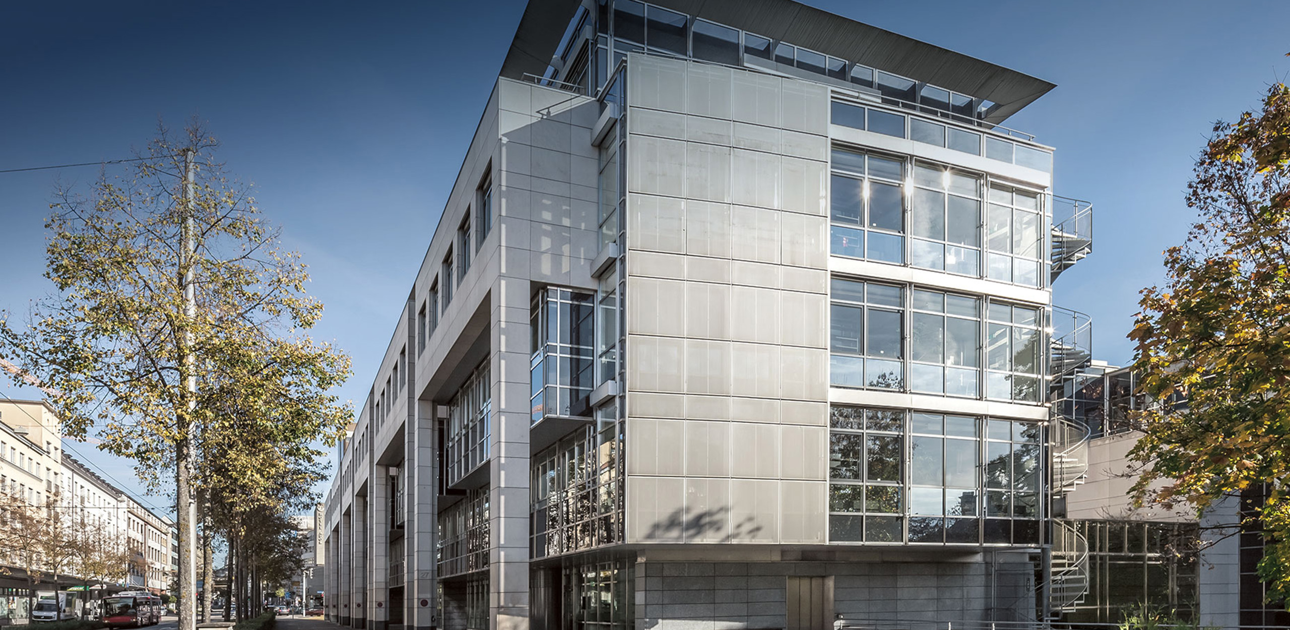 Graues FINMA Gebäude von aussen