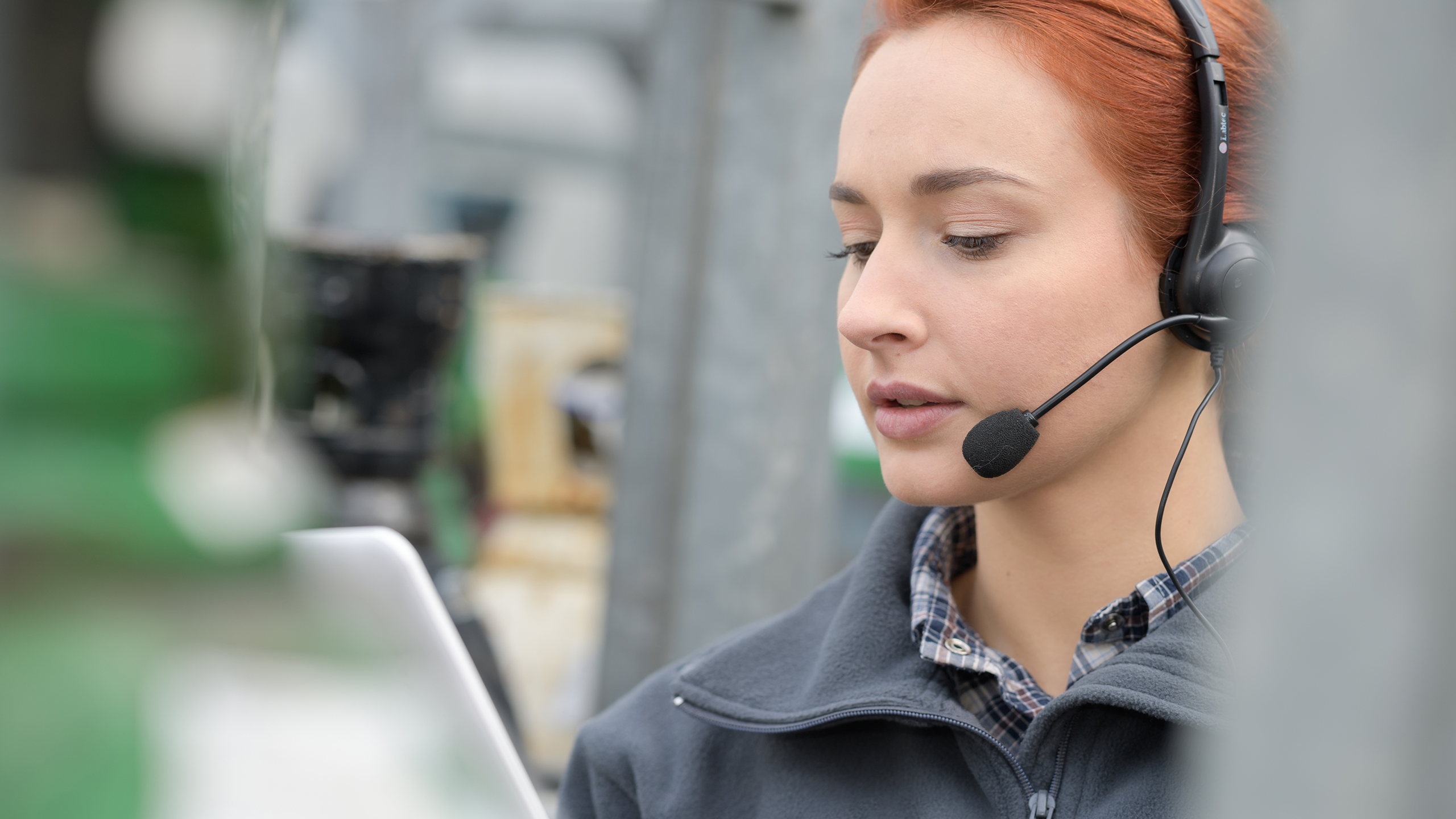 Frau die mit Headset via Microsoft Teams telefoniert