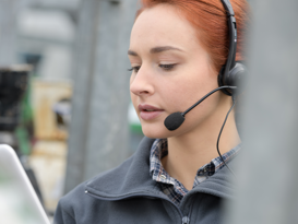 Microsoft Teams Telefonie Besetztstatus Frau die mit Headset via Microsoft Teams telefoniert