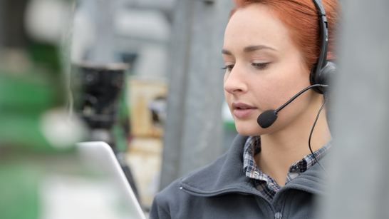 Microsoft Teams Telefonie Besetztstatus Frau die mit Headset via Microsoft Teams telefoniert