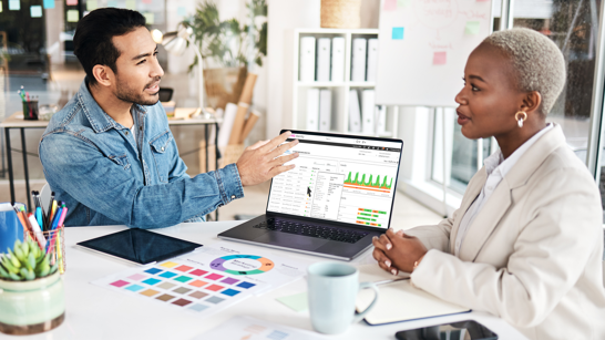 Webinar Serie User Experience Riverbed Kundenbeispiele Mann und Frau vor Laptop an Grafik auswerten und diskutieren