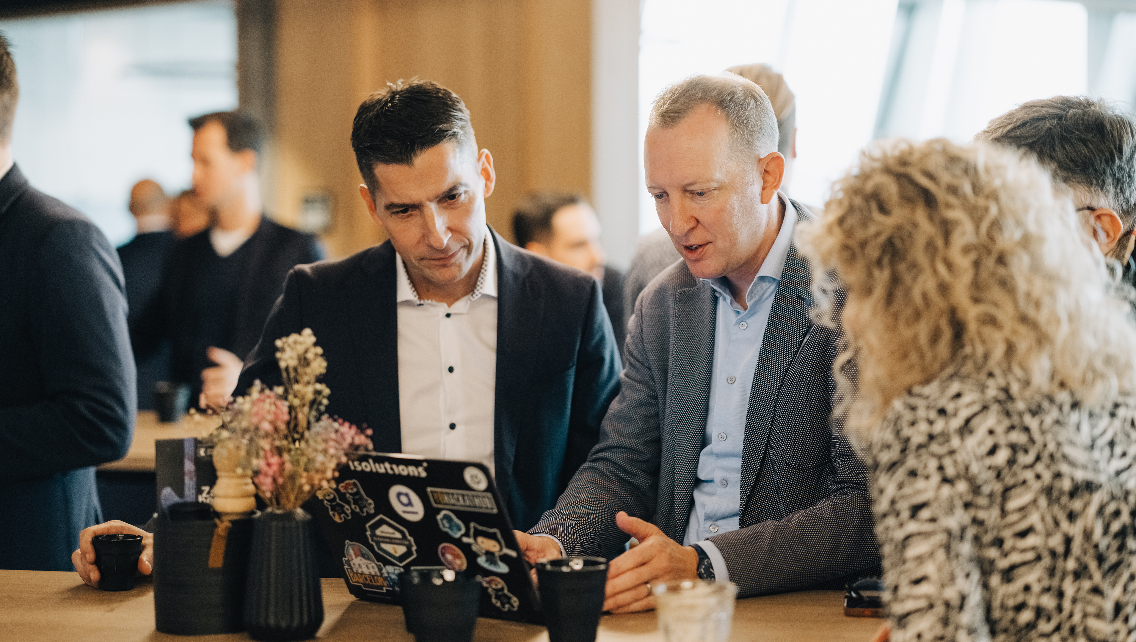 Männlicher Enterprise Engineer diskutiert mit Mann und Frau an Tisch