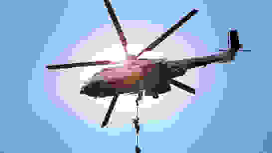 VBS FUB Web-Applikation Militär Mitarbeitende seilen sich von einem Helikopter ab
